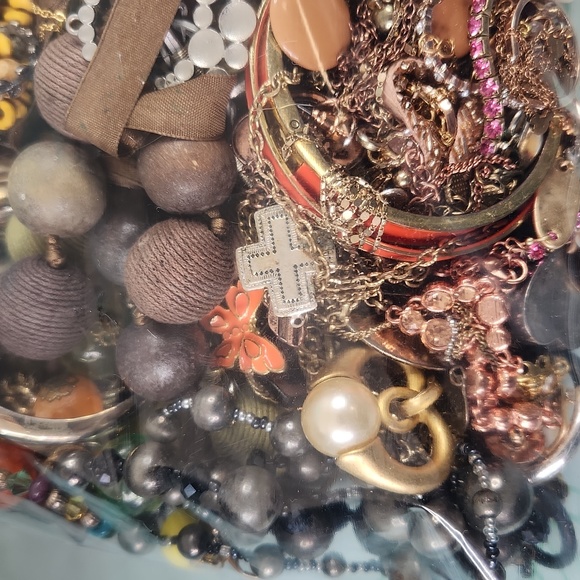 4lb Mystery Craft Broken Jewelry Loose Beads Lot PRICE FIRM - CANNOT BE BUNDLED - Picture 6 of 8